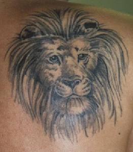 肩部狮子黑灰纹身图案