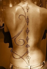 背部惊人的黑色优雅部落风格藤蔓纹身图案