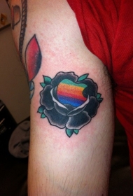 手臂上的彩色苹果和黑玫瑰纹身图案