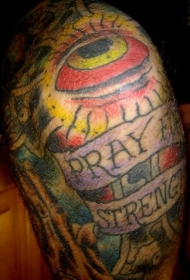 红色眼睛和英文字母纹身图案