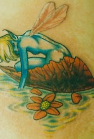 蓝色精灵和落叶纹身图案