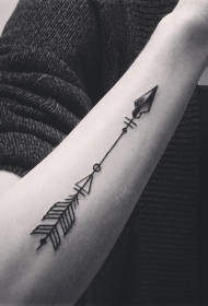 手臂黑色的箭创意设计身图案