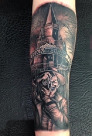 女生手臂上彩绘人物与城堡建筑物纹身图片