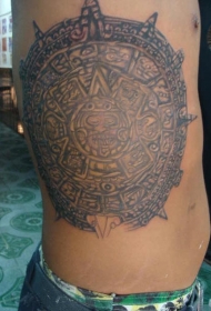 侧肋大面积阿兹特克日历石像纹身图案
