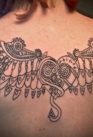 男性背部线条性翅膀与心纹身图案