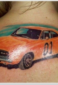 背部红色的汽车纹身图案