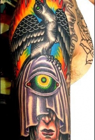 彩色的眼球和乌鸦手臂纹身图案