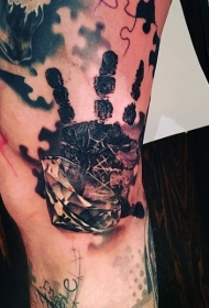 黑色手掌印与钻石腿部纹身图案