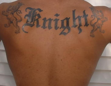 背部狮子骑士与铭文纹身图案