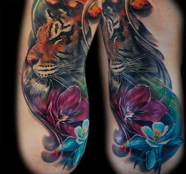 腰侧逼真彩色老虎与鲜花纹身图案