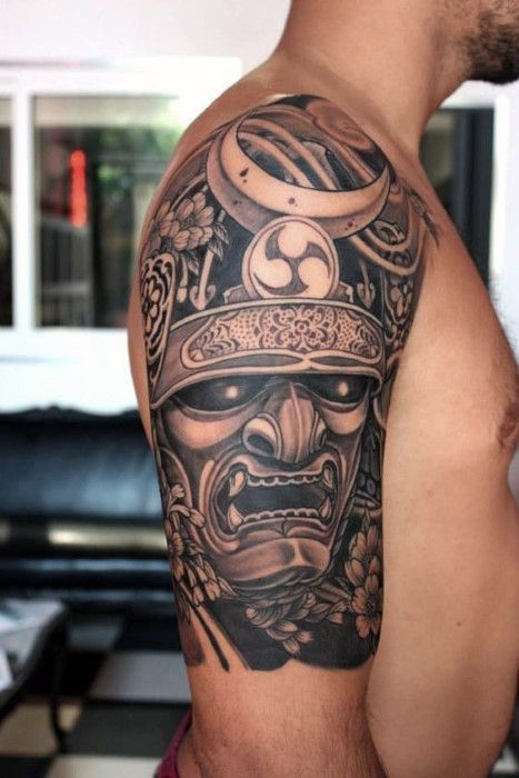 手臂黑白邪恶武士头盔与可爱的花朵纹身图案