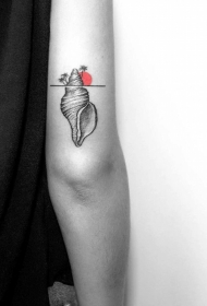 大臂很棒的点刺海螺和太阳纹身图案