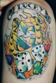 肩部彩色马蹄铁与筛子纹身图案