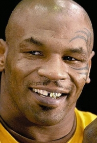 男子脸部简单的图腾纹身图案