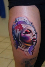 大腿new school彩色血腥肖像和十字架纹身图案