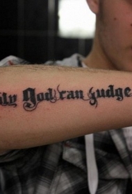 男子手臂黑色英文字母句子纹身图案