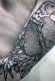 手臂黑色线条部落风格的乌鸦叶子纹身图案