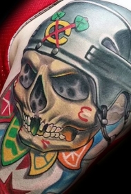 大臂好看的彩色骷髅头盔和羽毛纹身图案