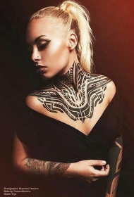 女生颈部和胸部部落图腾黑色纹身图案