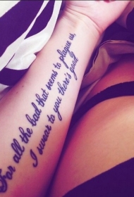 手臂黑白英文字母个性纹身图案