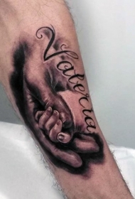 手臂甜蜜的黑色婴儿手与字母纹身图案