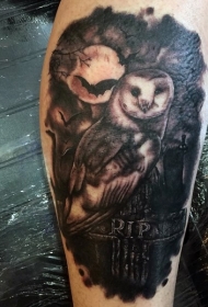 小腿黑白墓地与令人毛骨悚然的猫头鹰纹身图案