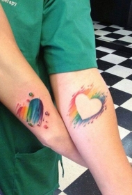 手臂彩色爱心小友情纹身图案