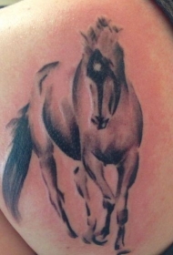 肩部水墨色行走马纹身图案