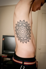 男性侧肋黑色好看的梵花纹身图案