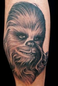 手臂逼真的彩色丘巴卡肖像纹身图案