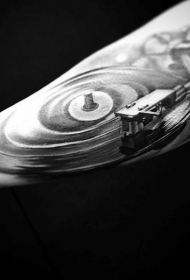 手臂写实的黑白复古唱片机纹身图案