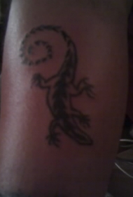 腿部黑色简约的蜥蜴纹身图片