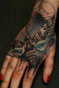 手背写实风格五彩蝴蝶纹身图案