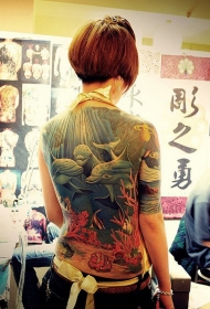 惊人逼真的海豚海底世界满背纹身图案