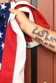 小臂黑色的字母与断裂的蛇纹身图案