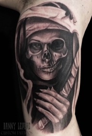大臂黑灰女人骷髅和镰刀纹身图案