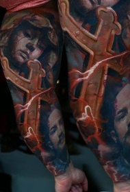 手臂彩色人脸肖像和十字架纹身图案