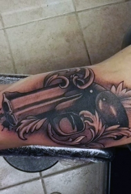 大臂内侧黑灰女士手枪纹身图案