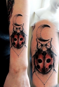 小臂点刺几何彩色瓢虫与月亮纹身图案