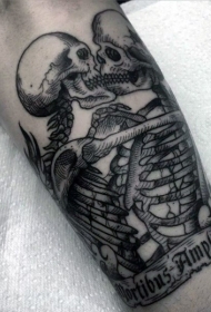 手臂惊人的old school亲吻骨骼夫妇纹身图案