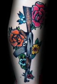 彩色各种花卉和卡通步枪纹身图案