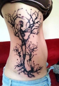 女性侧腰家族骷髅树纹身图案
