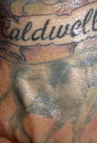 手部灰色水牛和英文字母纹身