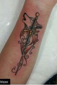 小臂藤蔓组合的狼与剑纹身图案