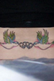 后腰部小鸟和心形纹身图案