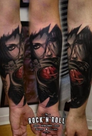 小臂彩色神秘期待女人与防毒面具纹身图案