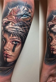 手臂新风格的彩色妇女与虎皮盔纹身
