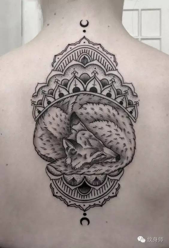 背部点刺风格黑色的睡觉狐狸和梵花纹身图案