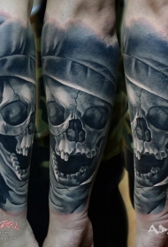 手臂黑灰逼真的远古人类头骨纹身图案