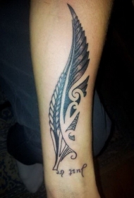 手臂黑色的部落风格羽毛字母纹身图案